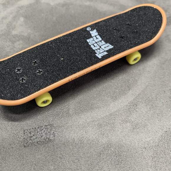 Vintage Tech Deck Santa Cruz Screaming Pink Hand Fingerboard Yellow Wheels - Picture 6 of 6